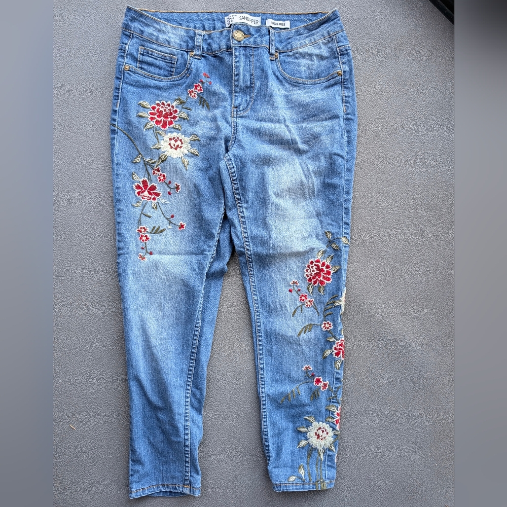 Sandpiper Highrise Embroidered floral capris women's medium 8 red white blue